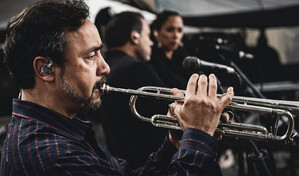 &Aacute;ngel Fern&aacute;ndez regresa a sus ra&iacute;ces con "La misma canci&oacute;n, Vol. 1"