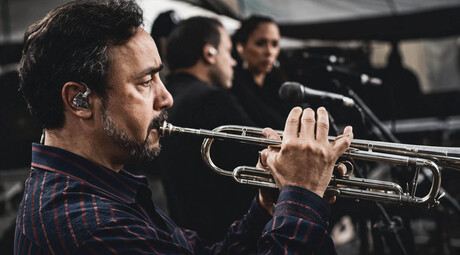 &Aacute;ngel Fern&aacute;ndez regresa a sus ra&iacute;ces con "La misma canci&oacute;n, Vol. 1"