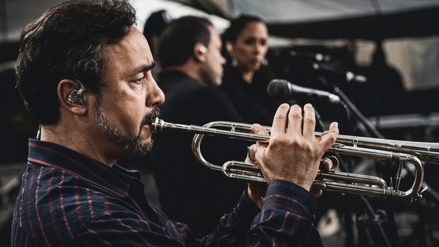 Ángel Fernández regresa a sus raíces con "La misma canción, Vol. 1" Ángel Fernández regresa a sus raíces con "La misma canción, Vol. 1"