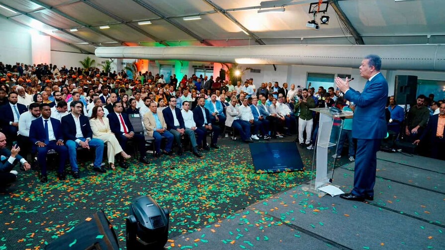 Leonel Fernández juramenta nuevos miembros en la Fuerza del Pueblo