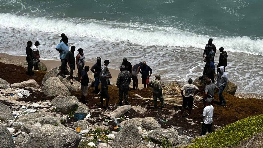 Hallan cad&aacute;ver de una mujer flotando a orillas del mar en Los Blancos de Barahona
