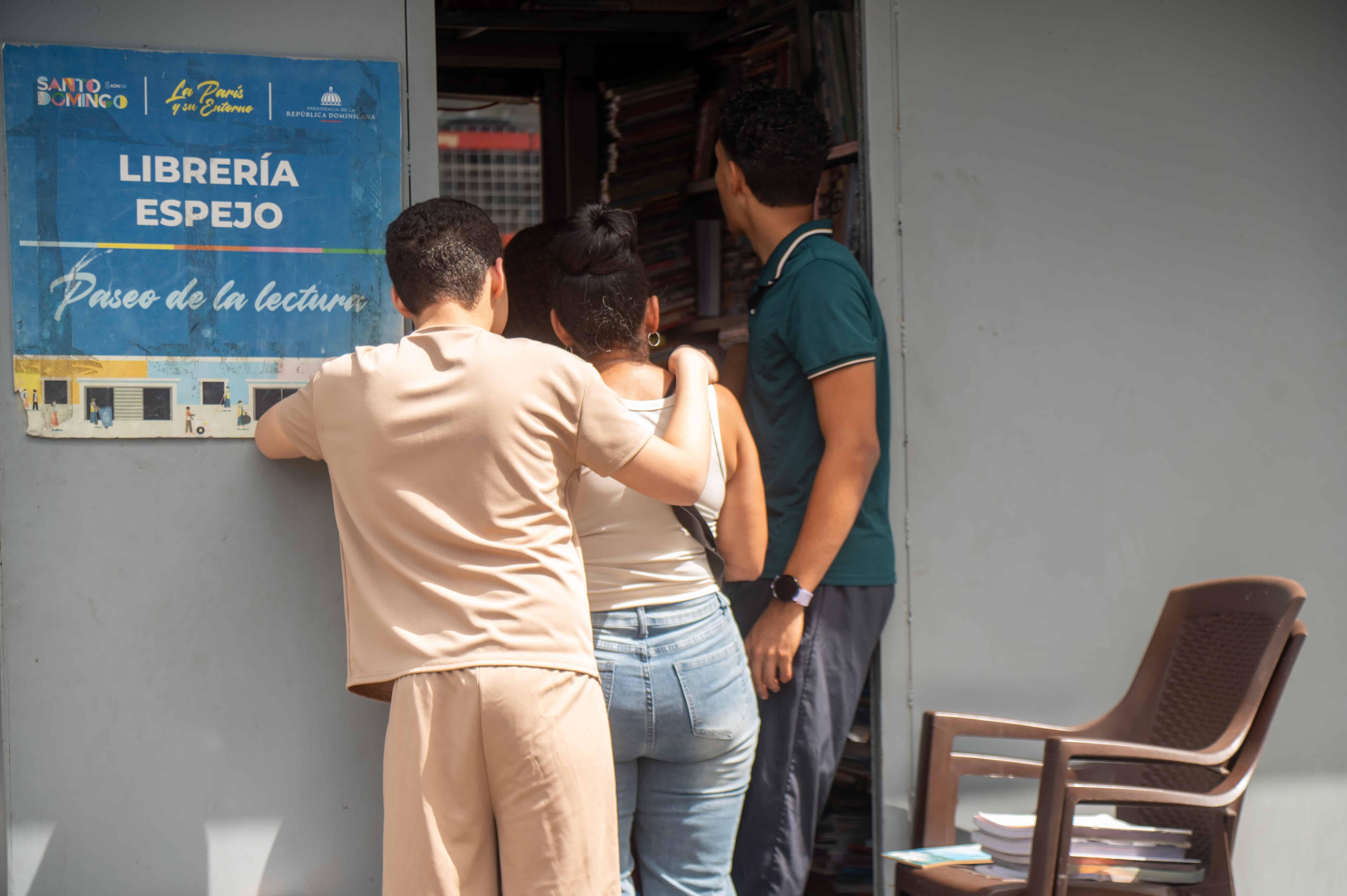 Madre con sus dos hijos comprando los libros del nuevo año escolar