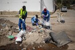 Venezolanos limpian calles de La Guaira tras sismos para ayudar a reducir contaminación