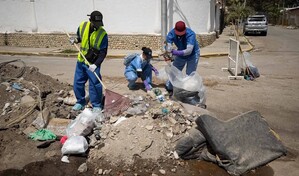Venezolanos limpian calles de La Guaira tras sismos para ayudar a reducir contaminaci&oacute;n