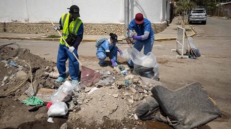 Venezolanos limpian calles de La Guaira tras sismos para ayudar a reducir contaminaci&oacute;n