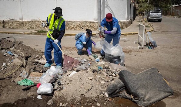 Venezolanos limpian calles de La Guaira tras sismos para ayudar a reducir contaminaci&oacute;n