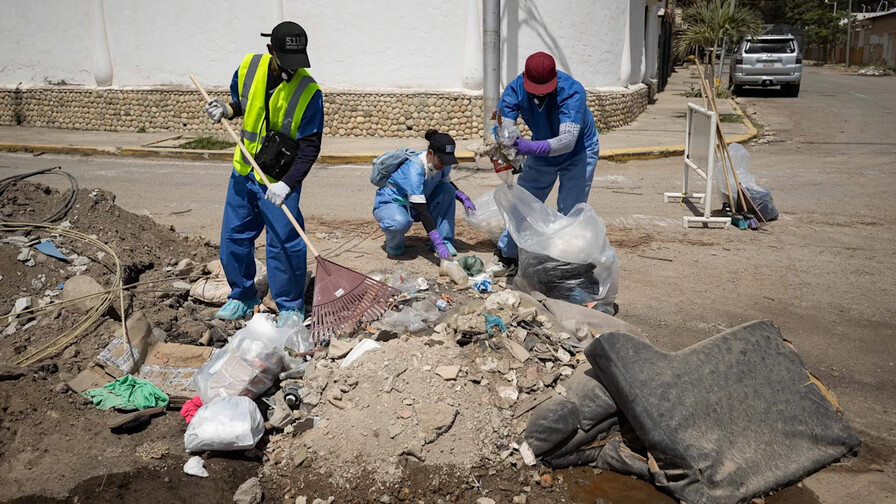 Venezolanos limpian calles de La Guaira tras sismos para ayudar a reducir contaminaci&oacute;n