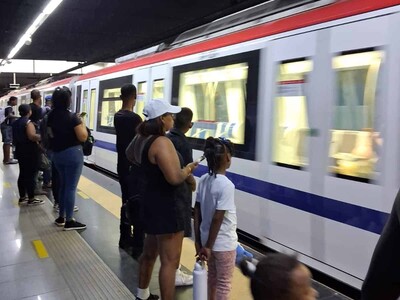 ¿Cuántos pasajeros al día transporta el metro de Los Alcarrizos?