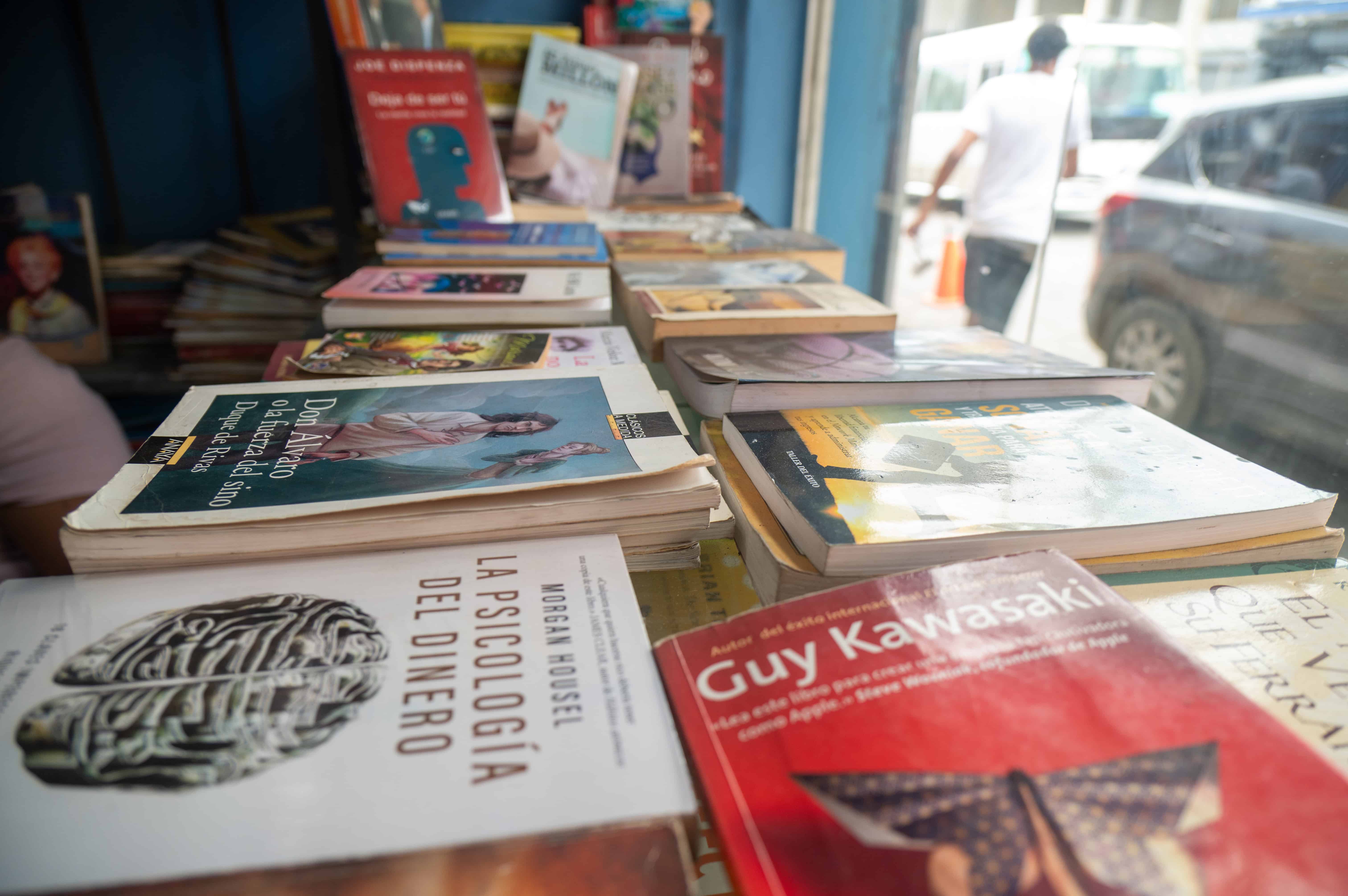 Obras litecracias exhibidas en una librería