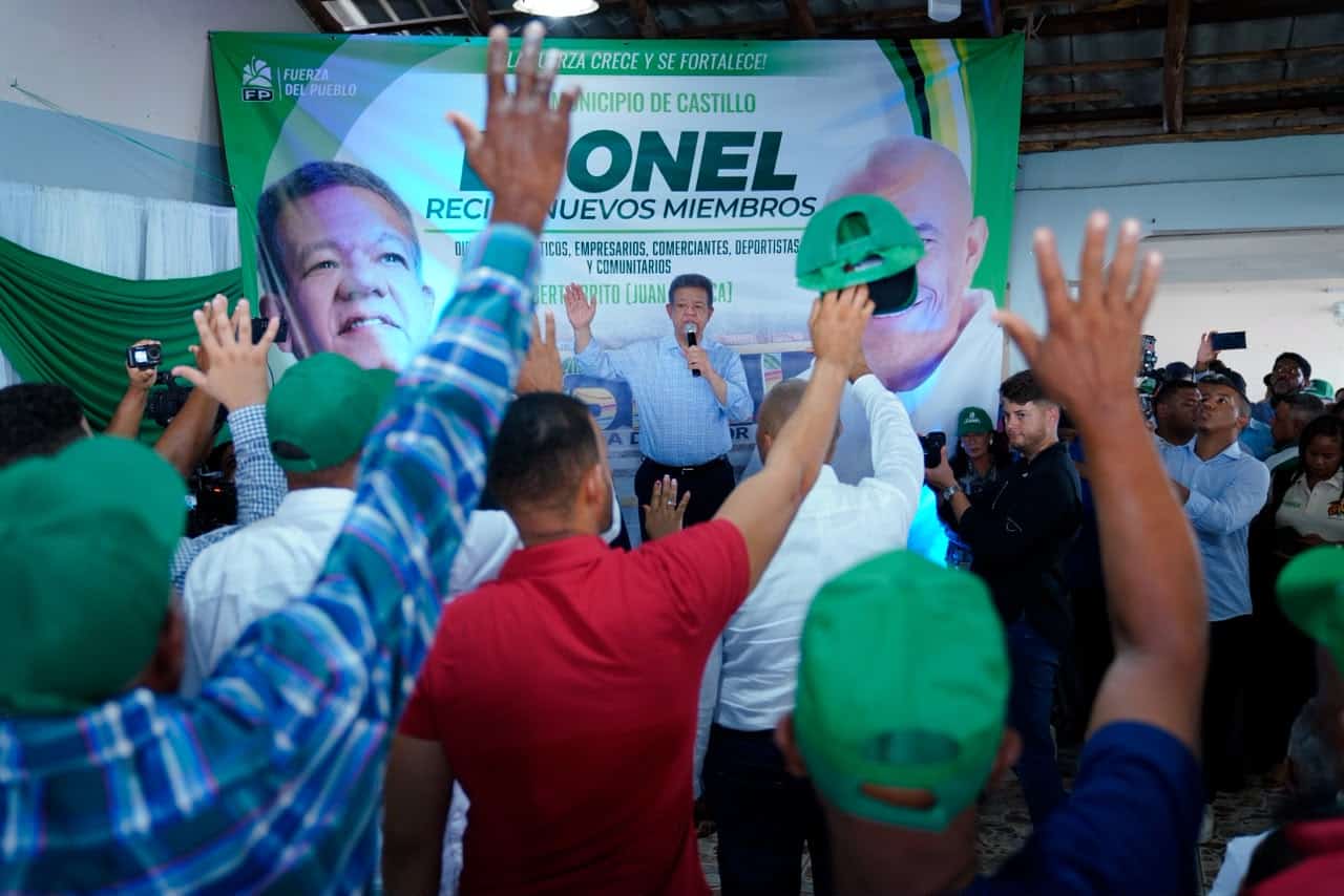 Momento de la juramentaci&oacute;n de nuevos simpatizantes a la Fuerza del Pueblo, por parte del presidente Fern&aacute;ndez.