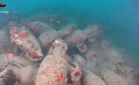Buceadores italianos hallan restos de un barco romano con centenas de &aacute;nforas