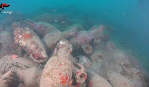 Buceadores italianos hallan restos de un barco romano con centenas de &aacute;nforas