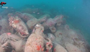 Buceadores italianos hallan restos de un barco romano con centenas de &aacute;nforas