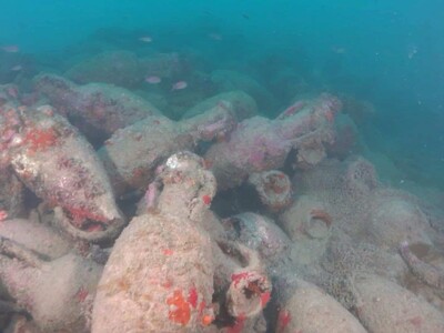 Buzos italianos hallan restos de un barco romano cargado de ánforas