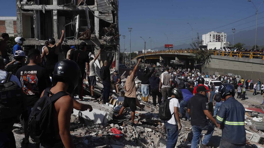Terremoto de 7.4 en Colombia deja al menos 21 muertos, edificios colapsados y aeropuertos afectados Terremoto de 7.4 en Colombia deja al menos 21 muertos, edificios colapsados y aeropuertos afectados