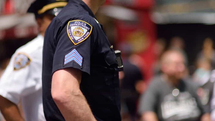 Hombre muere tras recibir un disparo en la cabeza frente a su casa en El Bronx