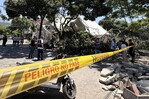 Entre escombros, una madre busca a su hijo tras el terremoto que sacudió a Colombia