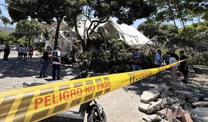 Entre escombros, una madre busca a su hijo tras el terremoto que sacudió a Colombia