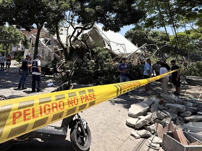 Una madre busca a su hijo tras el temblor en Colombia