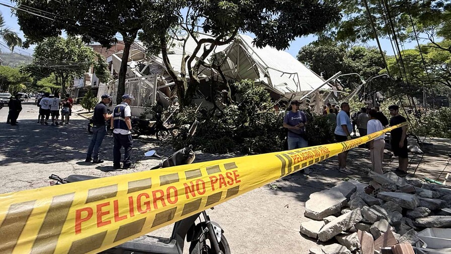 Entre escombros, una madre busca a su hijo tras el terremoto que sacudió a Colombia