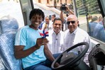 El Gobierno entrega un autobús a la fundación de la campeona olímpica Marileidy Paulino El Gobierno entrega un autobús a la fundación de la campeona olímpica Marileidy Paulino