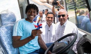 El Gobierno entrega un autob&uacute;s a la fundaci&oacute;n de la campeona ol&iacute;mpica Marileidy Paulino