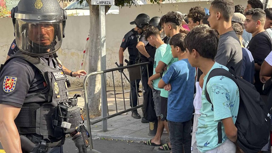 Dirigente de Ceuta propone confinar a migrantes a la espera de su expulsión de España Dirigente de Ceuta propone confinar a migrantes a la espera de su expulsión de España