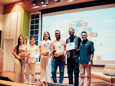 Reconocimiento a jóvenes en panel juventud empoderada