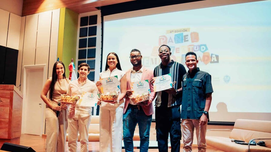 Juventud Empoderada reconoce a más de 100 jóvenes destacados en Baní Juventud Empoderada reconoce a más de 100 jóvenes destacados en Baní