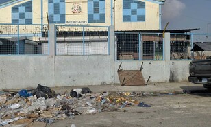 Dajab&oacute;n se ahoga entre basura mientras sus barrios esperan una respuesta de las autoridades
