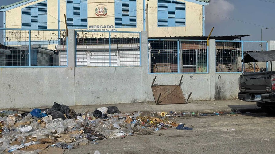 Dajab&oacute;n se ahoga entre basura mientras sus barrios esperan una respuesta de las autoridades