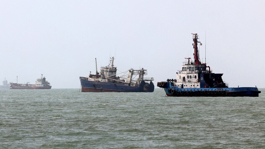 Al menos dos muertos tras impacto de proyectil contra un barco en el mar Rojo Al menos dos muertos tras impacto de proyectil contra un barco en el mar Rojo