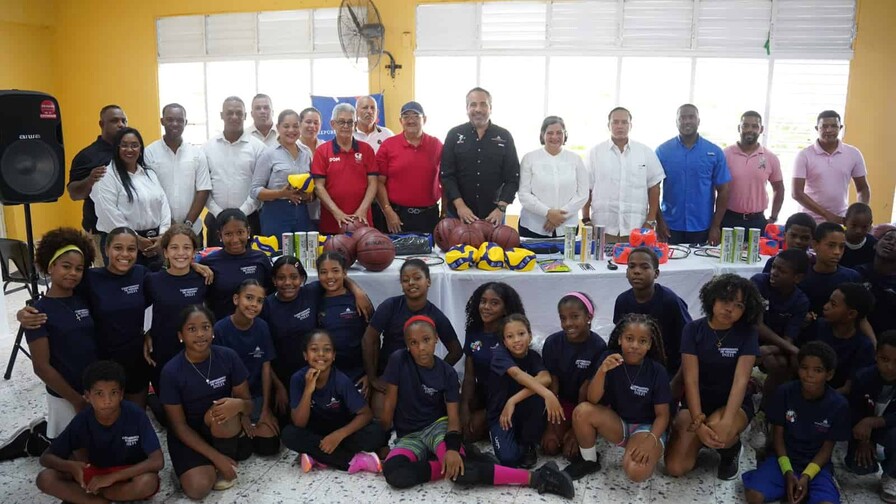 Inefi remoza canchas en Hato Mayor Inefi remoza canchas en Hato Mayor