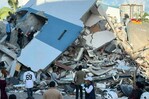 Socorristas buscan sobrevivientes del potente terremoto en Colombia