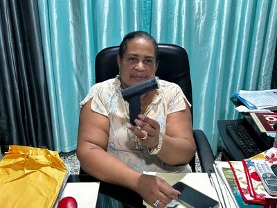 Seguridad escolar con mochilas transparentes en Barahona