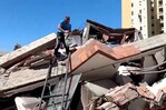 Sobreviviente en Cali camina entre los escombros tras terremoto en Colombia