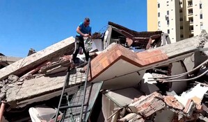 Sobreviviente en Cali camina entre los escombros tras terremoto en Colombia