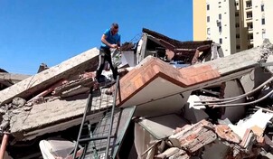 Sobreviviente en Cali camina entre los escombros tras terremoto en Colombia