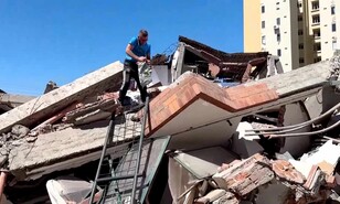 Sobreviviente en Cali camina entre los escombros tras terremoto en Colombia