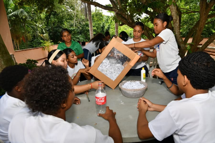 Visitantes participan en un taller de reciclaje como parte de las actividades por el 50 aniversario del Jardín Botánico Nacional.