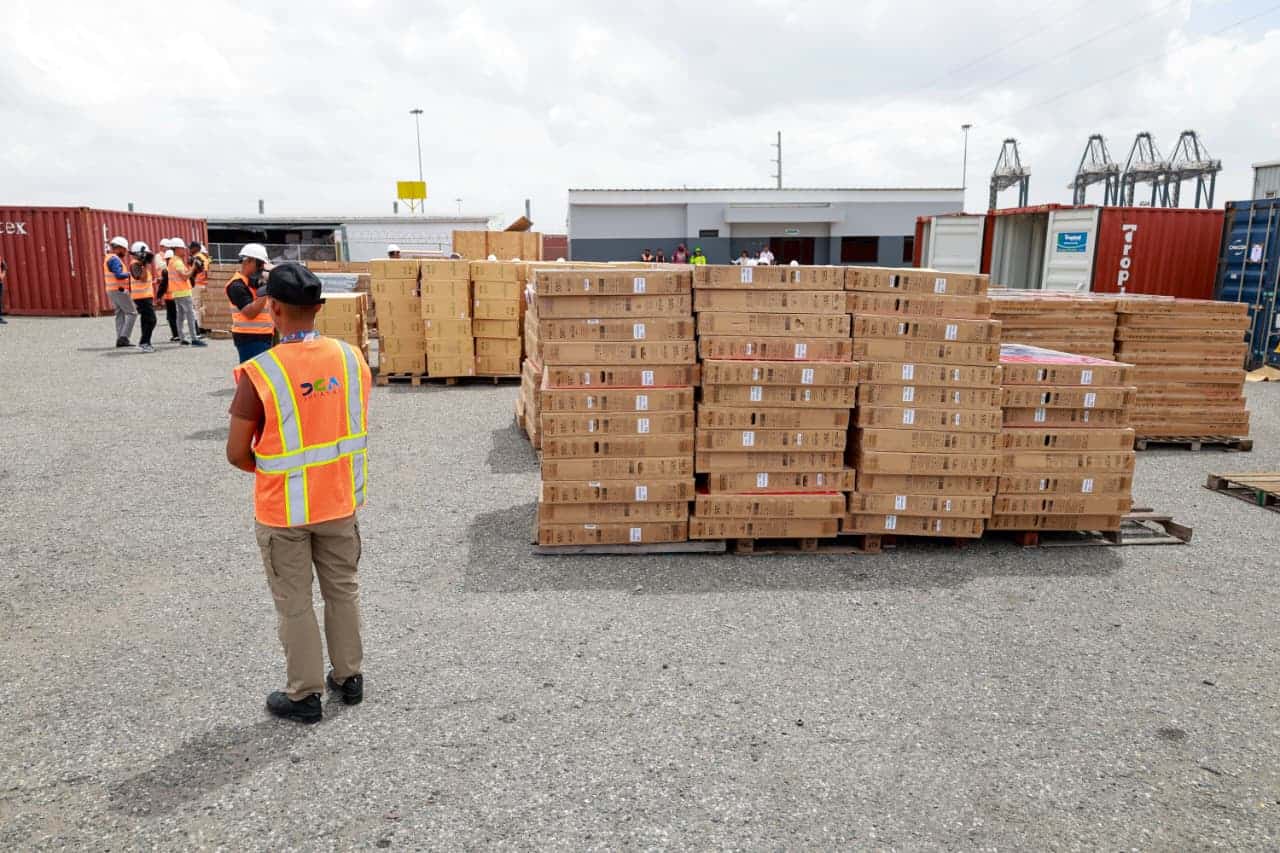 Mercancía ilegal incautada por las autoridades.
