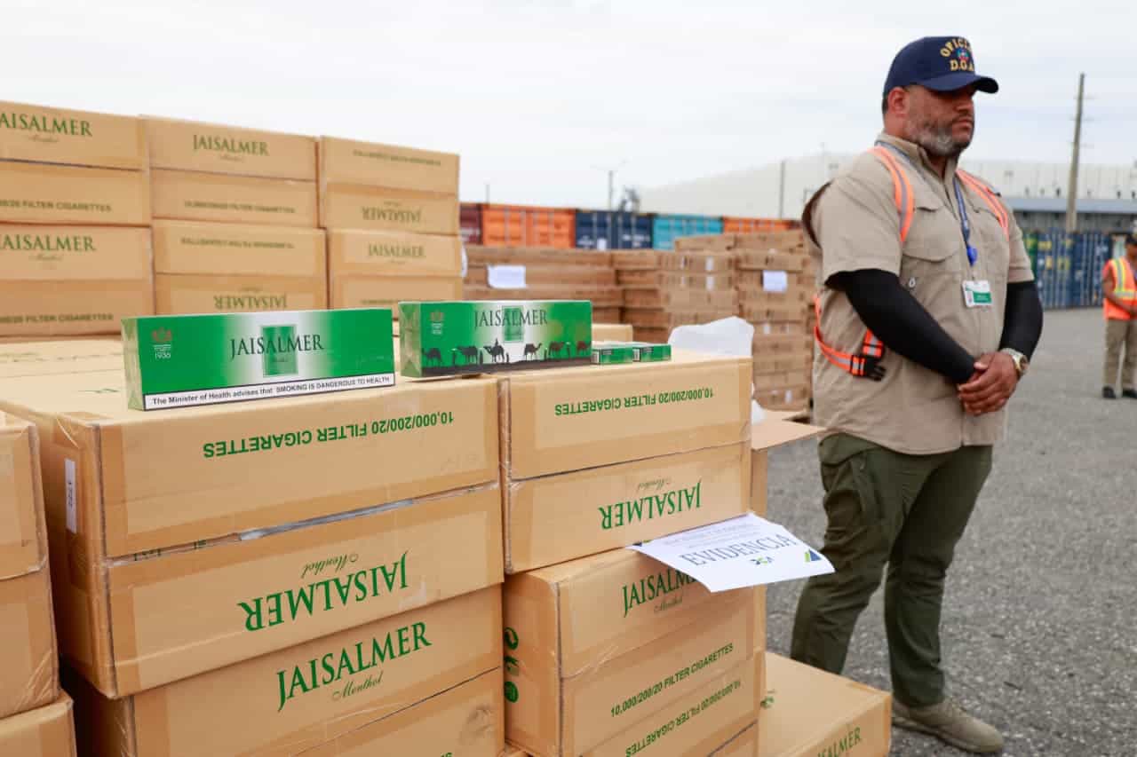 Mercancía ilegal incautada por las autoridades.