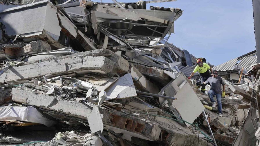 Socorristas trabajan sin descanso para hallar sobrevivientes del terremoto en Colombia Socorristas trabajan sin descanso para hallar sobrevivientes del terremoto en Colombia