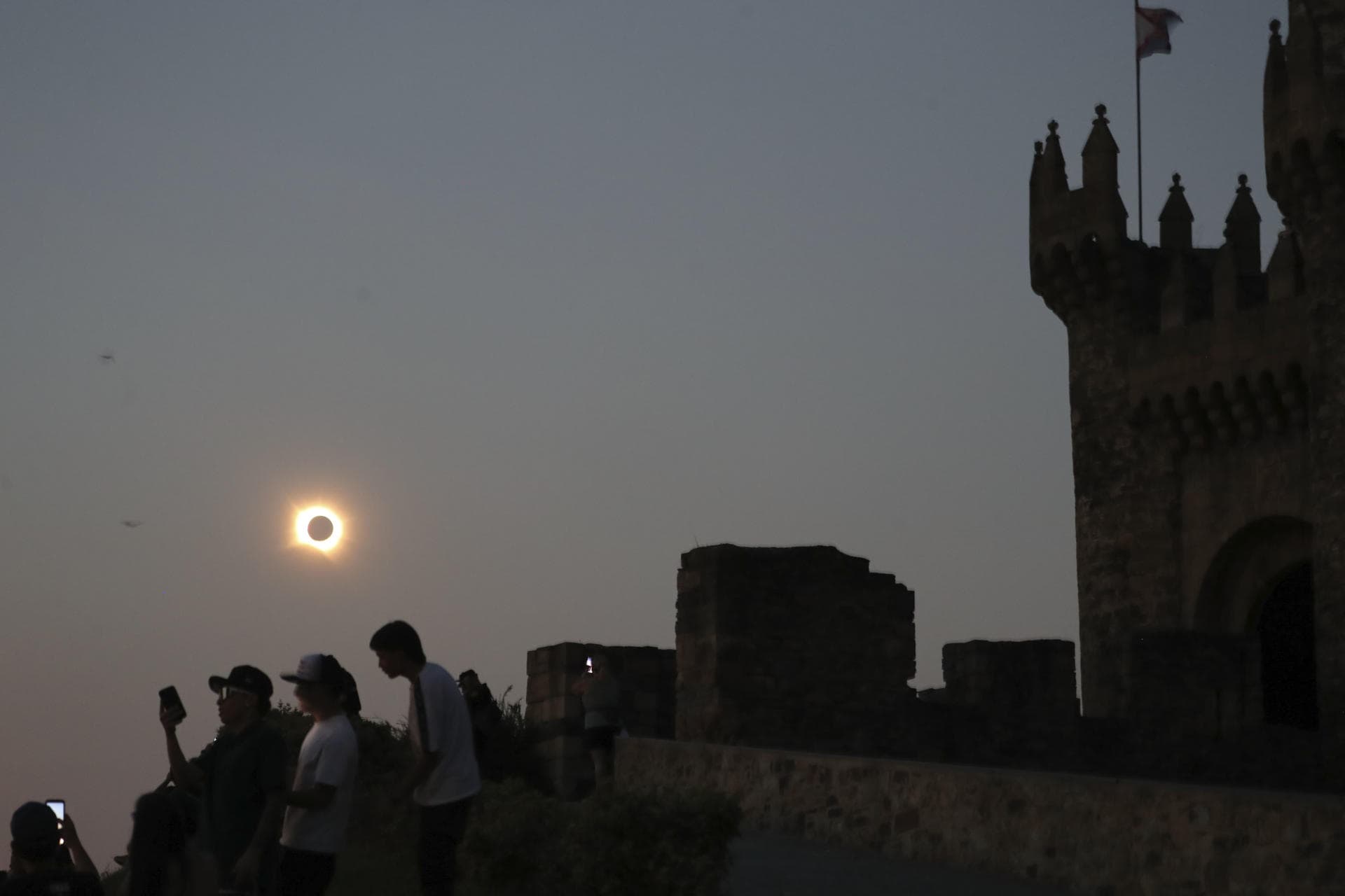 El Castillo de los Templarios de Ponferrada se ha convertido en uno de los principales puntos de encuentro científico internacional para seguir el eclipse total de sol, con investigadores llegados de distintos países y una presencia de científicos vinculados a la NASA.