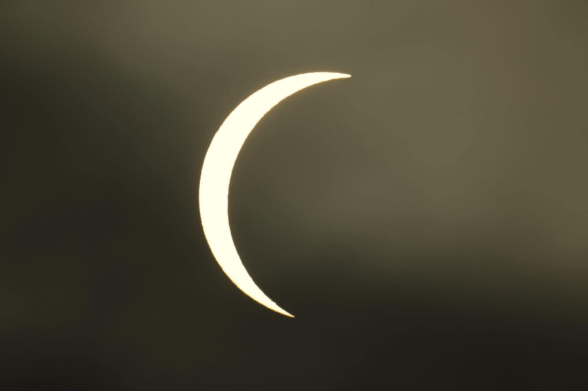 Eclipse solar visto desde la playa de Riazor en Coruña.
