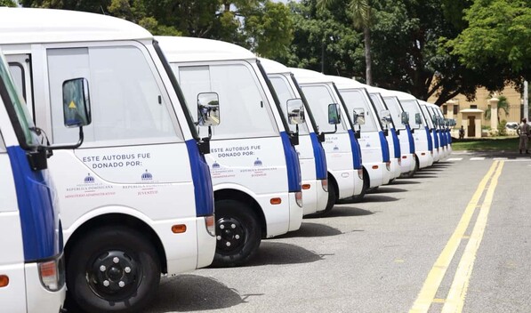 Gobierno entrega 40 autobuses para estudiantes universitarios y ponen en marcha programa Turno