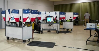 Resultado dividido para la izquierda y el centro en primarias dem&oacute;cratas de EE. UU.