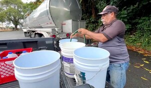 Habitantes de Puerto Rico buscan agua mientras la sequ&iacute;a obliga al racionamiento