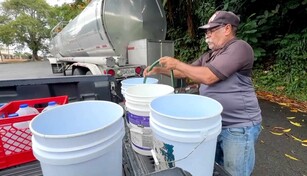Habitantes de Puerto Rico buscan agua mientras la sequ&iacute;a obliga al racionamiento