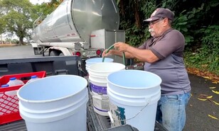 Habitantes de Puerto Rico buscan agua mientras la sequ&iacute;a obliga al racionamiento